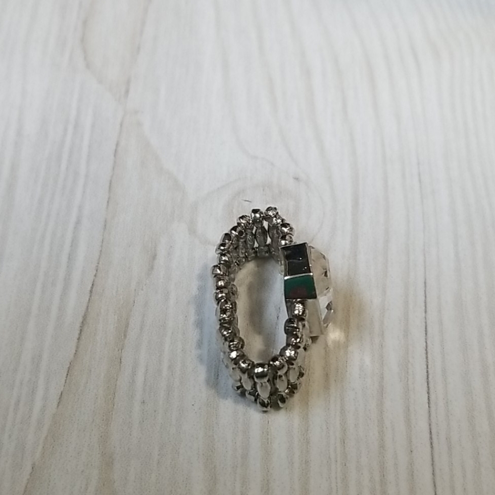 Cookie Lee silver stretch ring with large unique cut gem in the middle NWT - Picture 4 of 6